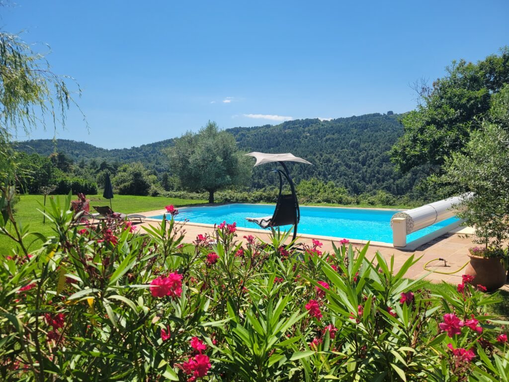 Le Mazet - Gîte pour 2 personnes Vue piscine depuis Orangerie