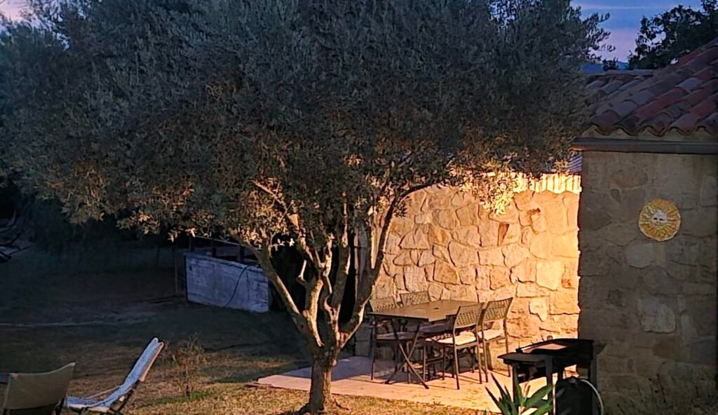 Le Mazet - Gîte pour 2 personnes Gite terrasse au crépuscule