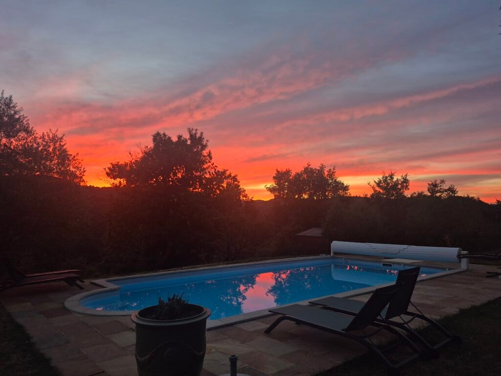 Coucher de soleil sur la piscine Mas de Bouilhac